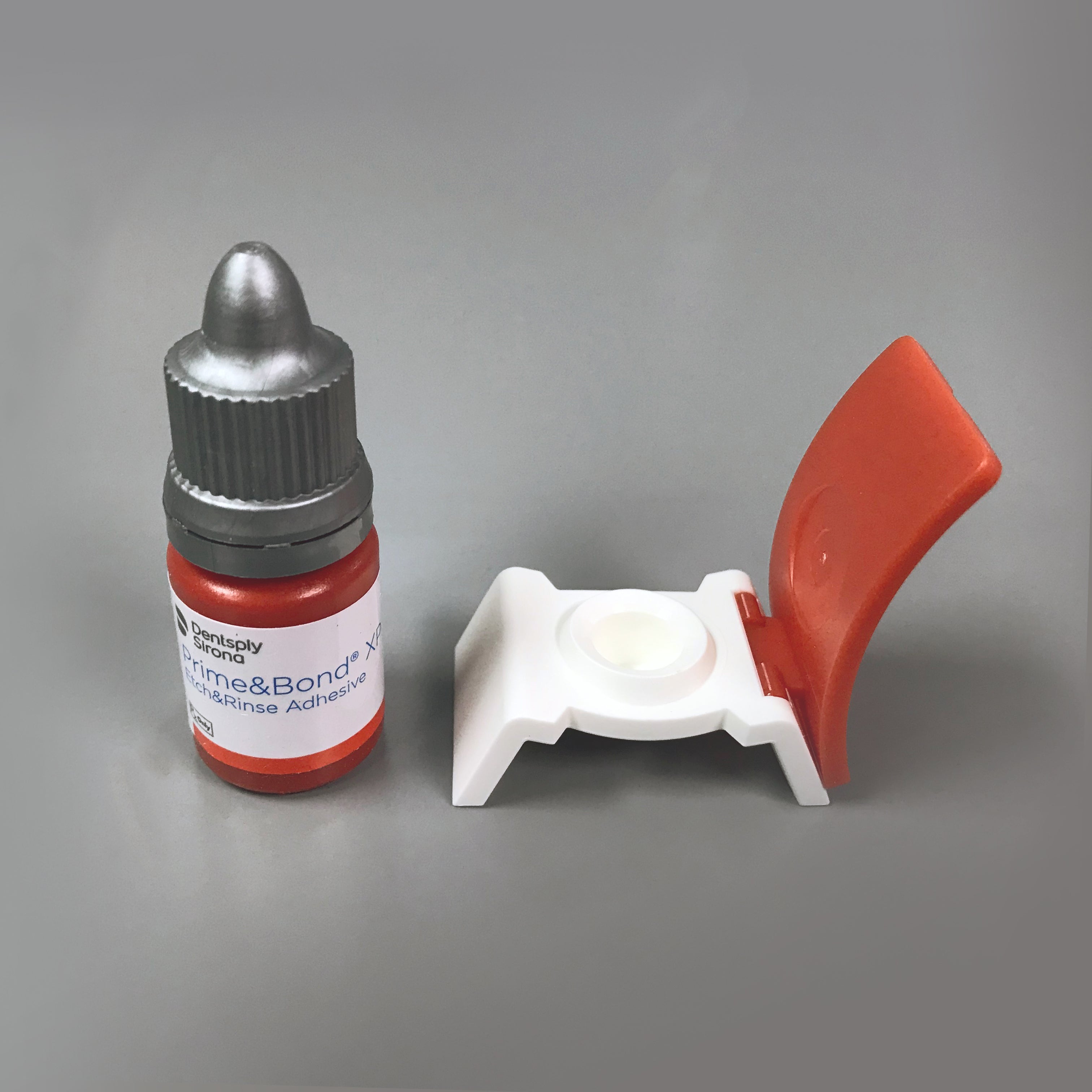 Prime & Bond® XP Adhäsiv, Dentsply Sirona, 1x 5 ml (Flasche), 50 Applikator-Tips, CliXdish, Gebrauchsanweisung, Illustrierte Gebrauchsanweisung, Adhäsiv für alle direkten und indirekten Restaurationen; Hervorragend geeignet zum Bonding von Attachments, Etch & Rinse Adhäsiv; Zuverlässige Performance sogar auf zu feuchtem oder übertrocknetem Dentin; Bis zu 15 Minuten verwendbar im geschlossenen CliXdish®