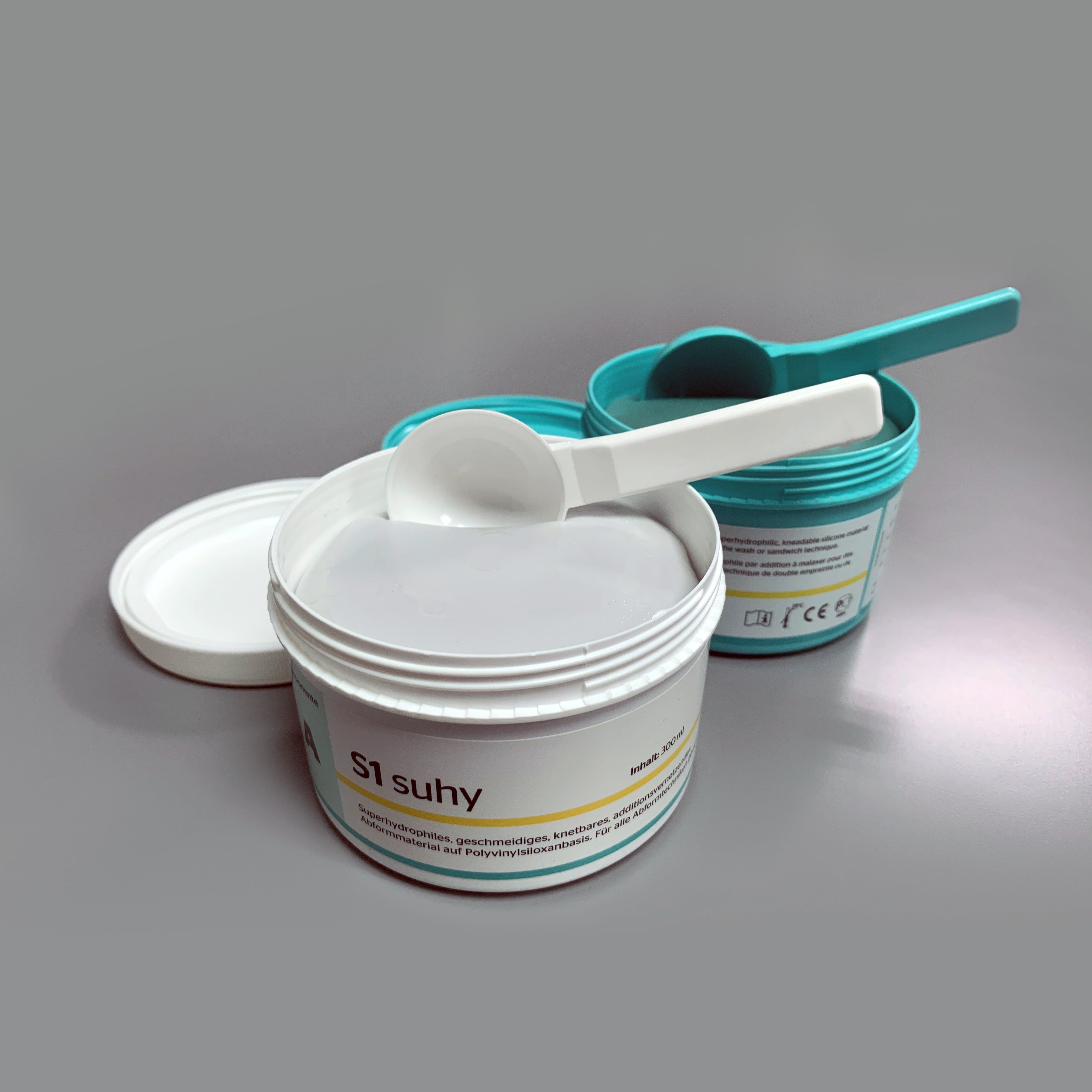 Knetbares Silikonabformmaterial Bisico. 2 Dosen (A+B) à 300ml, 2 Dosierlöffel. Erstellung qualitativ hochwertiger Abformungen. Starke Hydrophilie; Konsistenz: Knetbar /Softputty; Endhärte 67 shore A; Verarbeitungszeit (inkl. Mischzeit) ca. 2:00 Minuten; Aushärtezeit im Mund: unter 3 Minuten